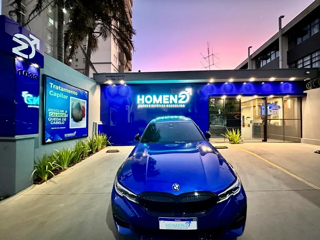 Fachada iluminada da Homenz São Carlos à noite