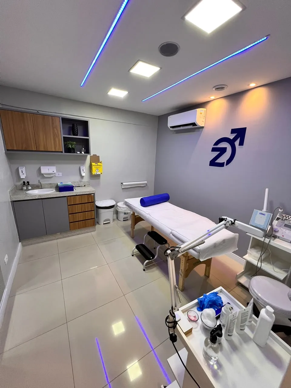 Sala de procedimentos da Homenz São Carlos, com maca, bancada e equipamentos