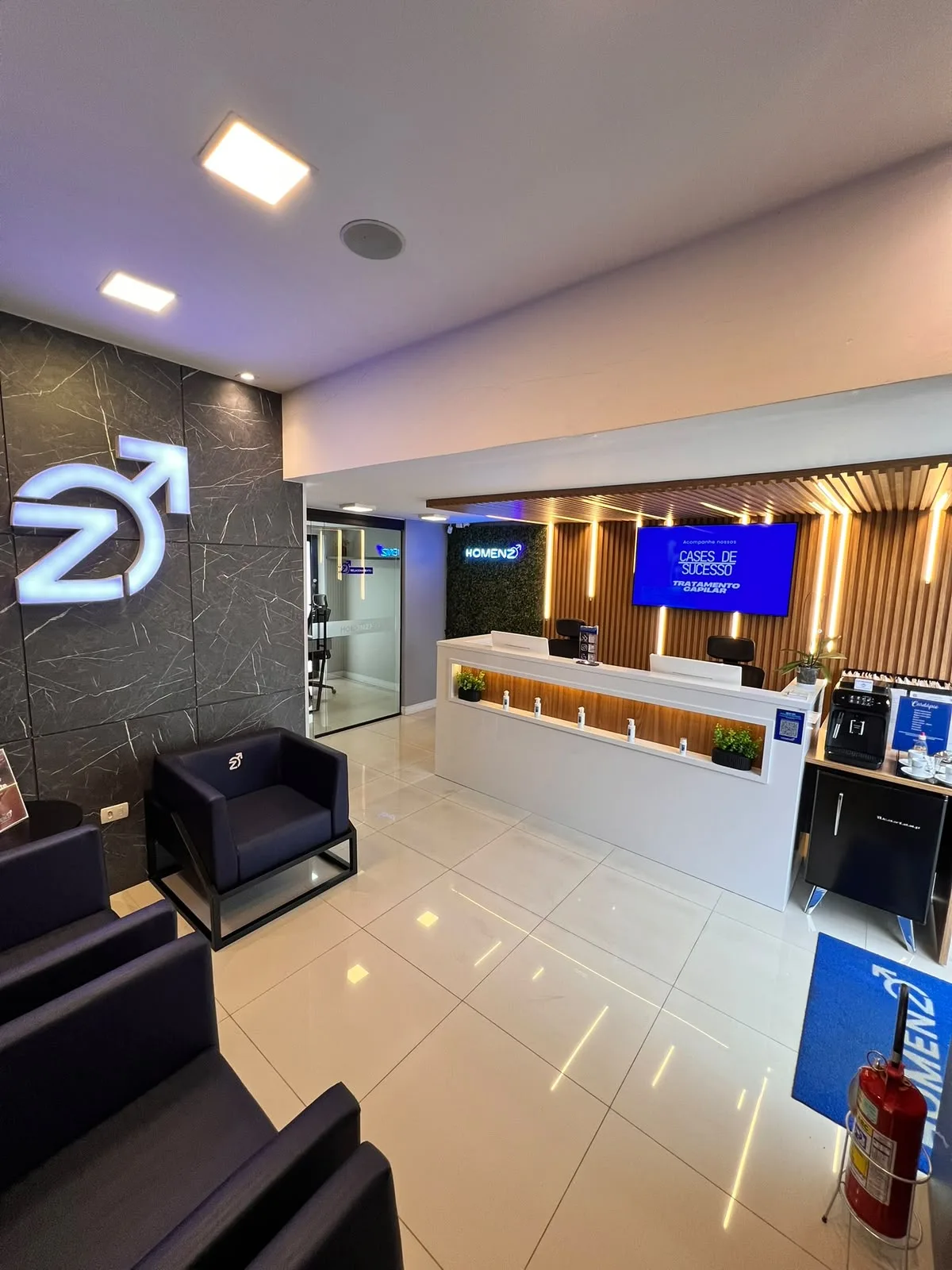 Sala de espera da Homenz São Carlos vista da recepção