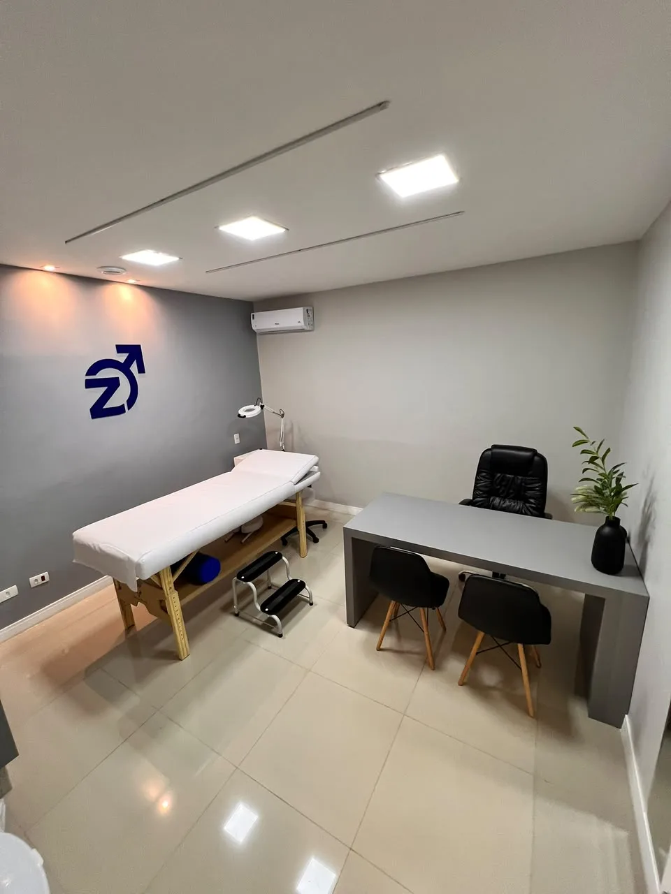 Sala privativa da Homenz São Carlos, com maca e mesa de avaliação